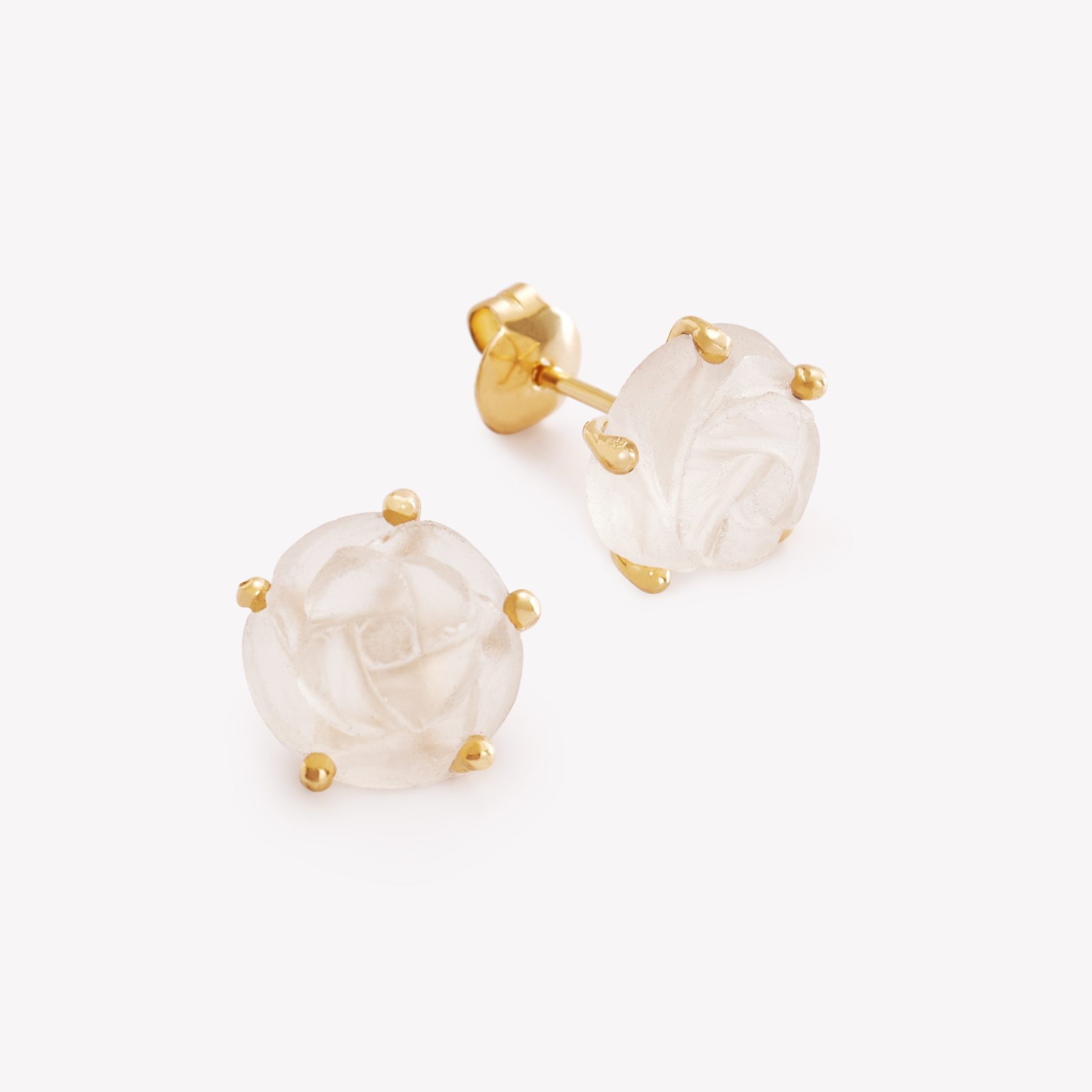 Aretes CUARZO BLANCO TALLADO DE ROSA  en oro amarillo 18k