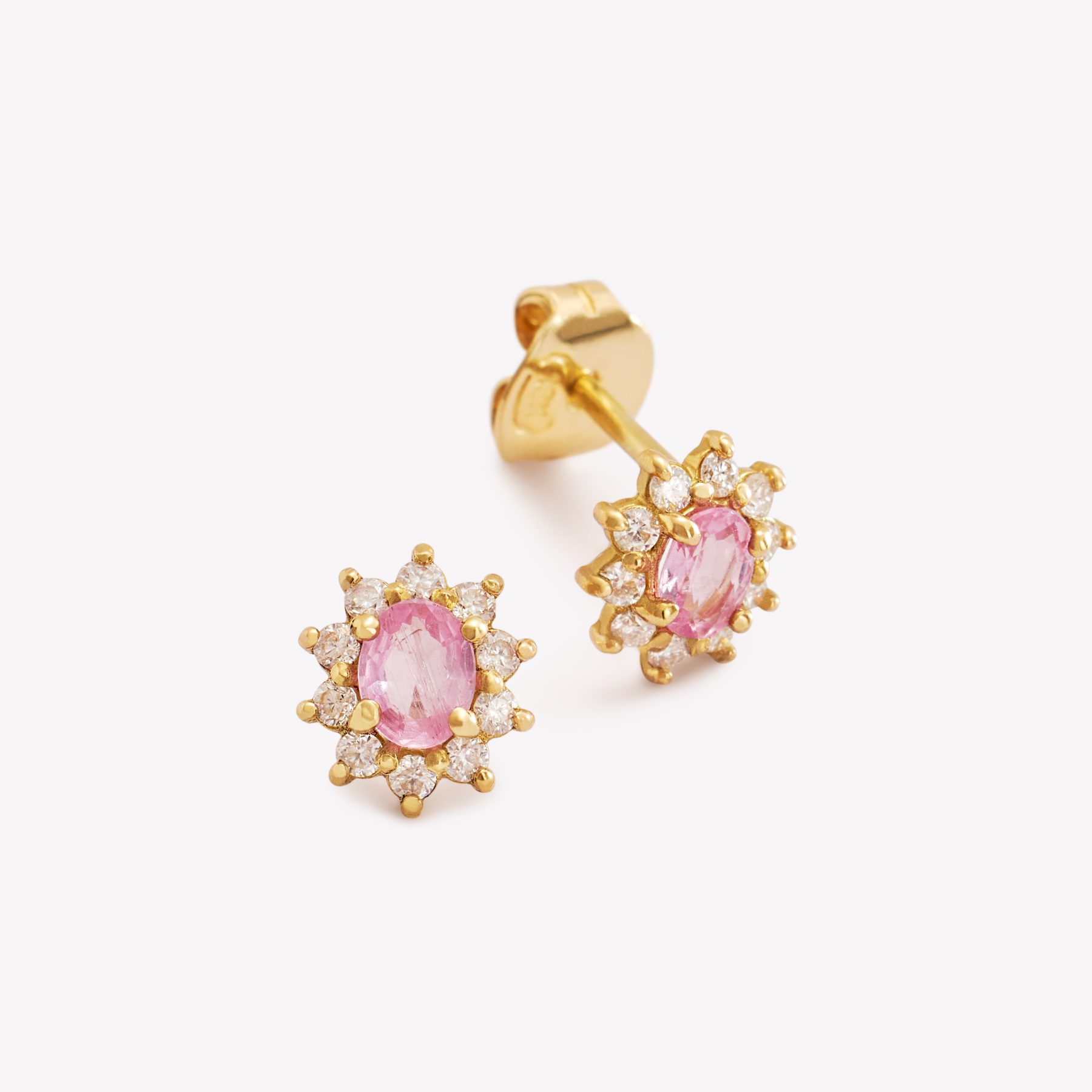 Aretes ROSETAS CON ZAFIRO ROSA OVAL Y MOISSANITAS en oro amarillo 18k