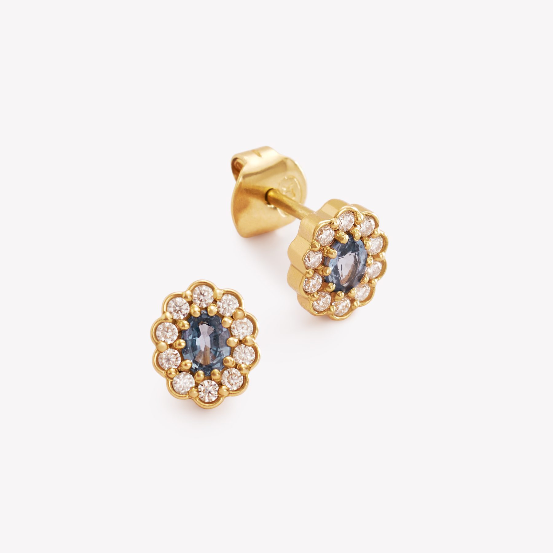Aretes LADY DI CON ZAFIRO AZUL Y MOISSANITAS en oro amarillo 18k