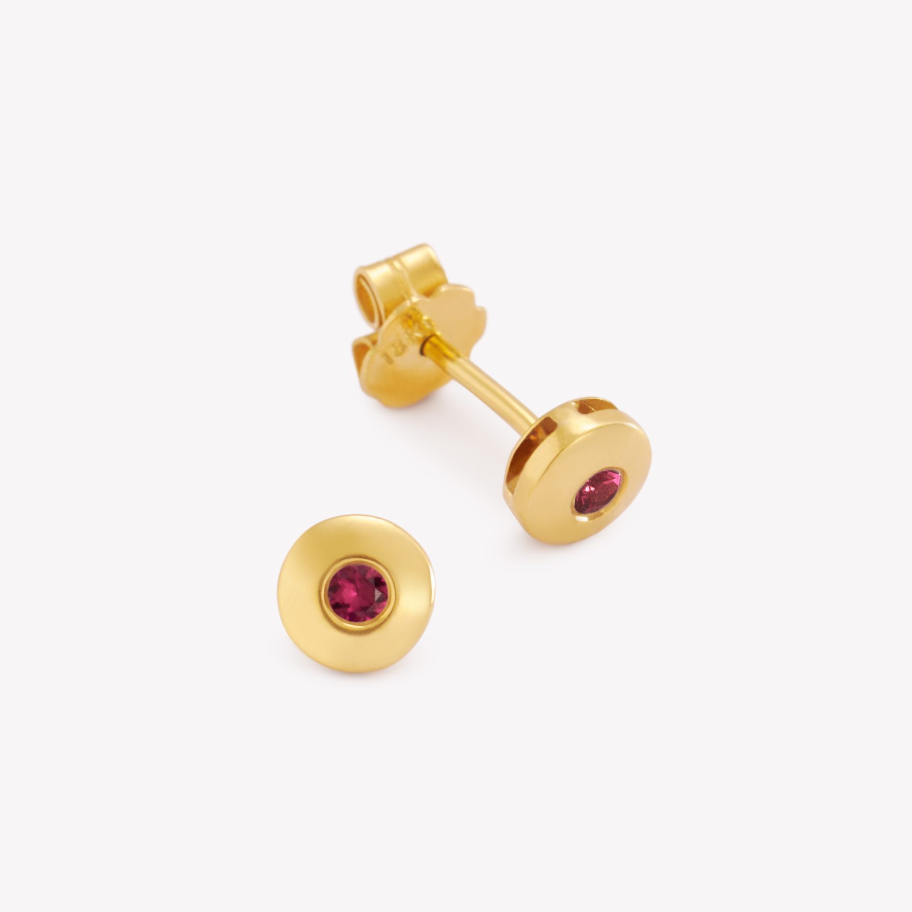Arete Punto Luce con Rubí Natural, oro amarillo.