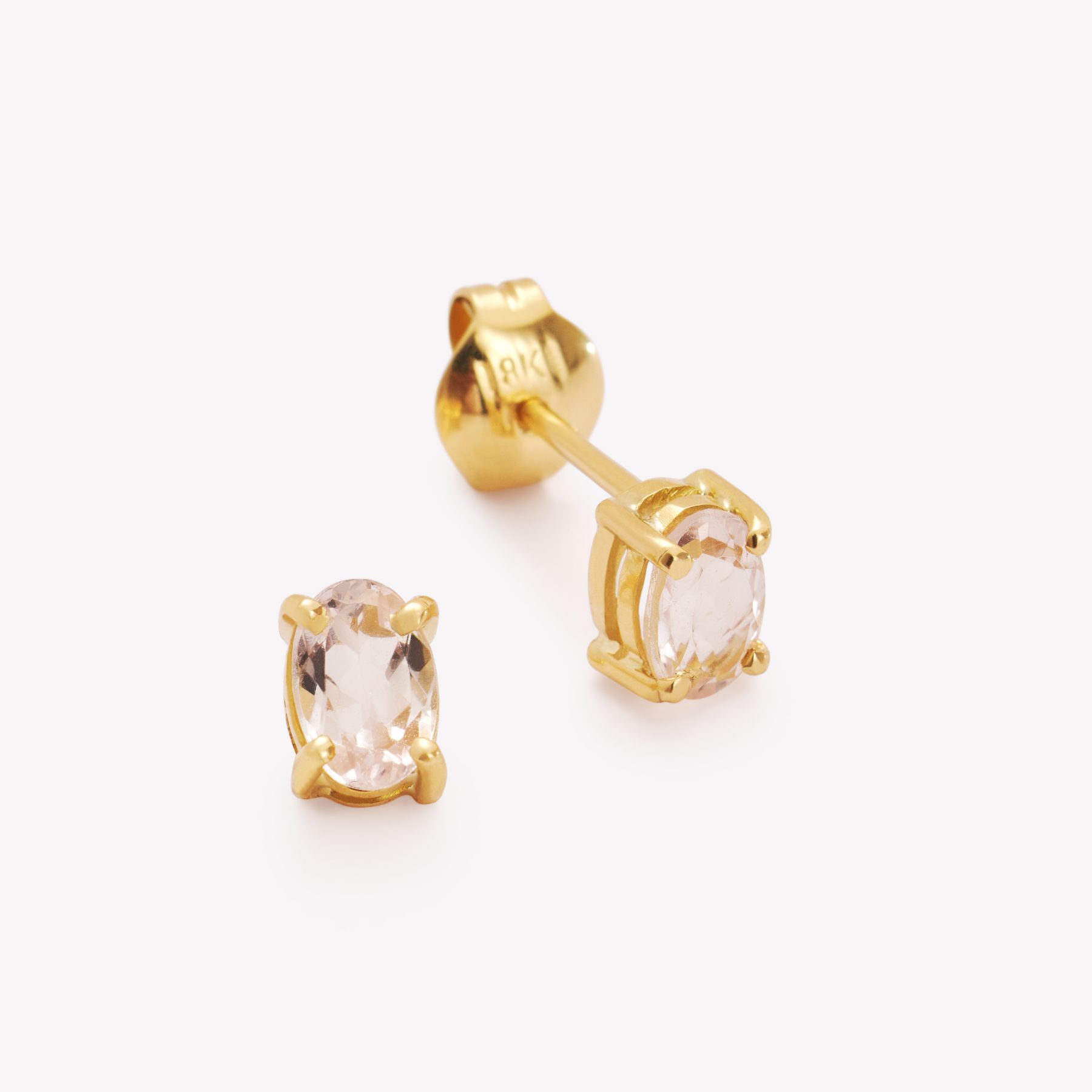 Arete con galería y Morganita oval natural, oro 18k amarillo.