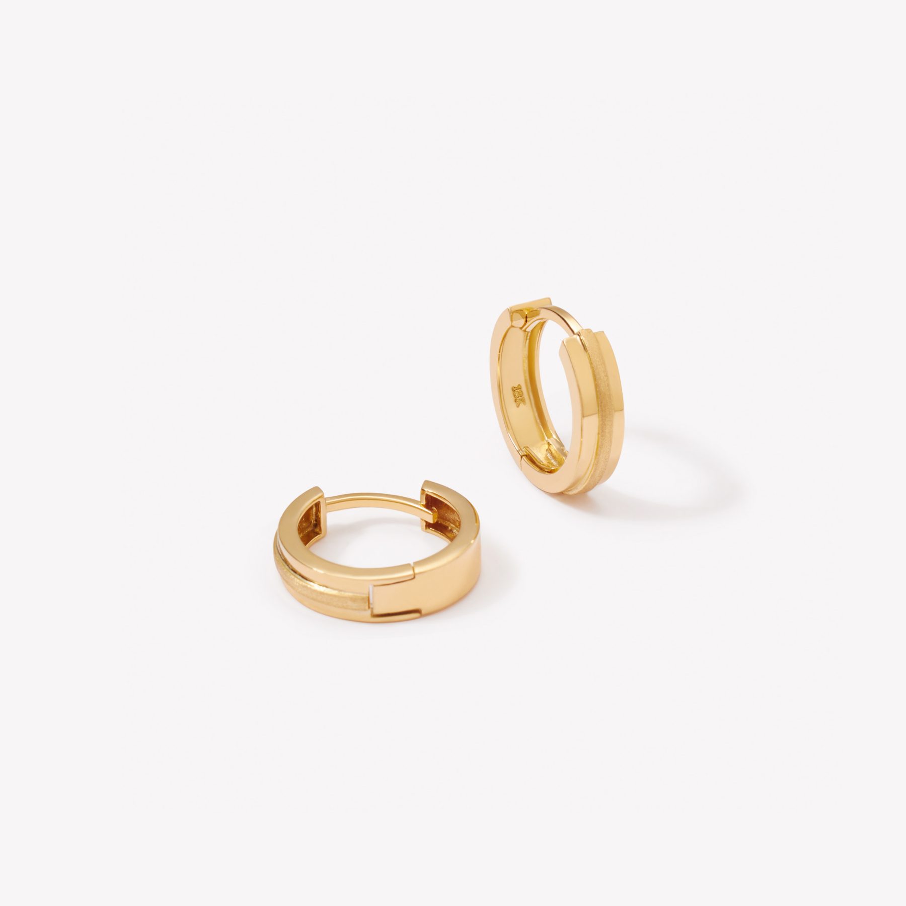 ARGOLLAS con arenado en oro amarillo 18k