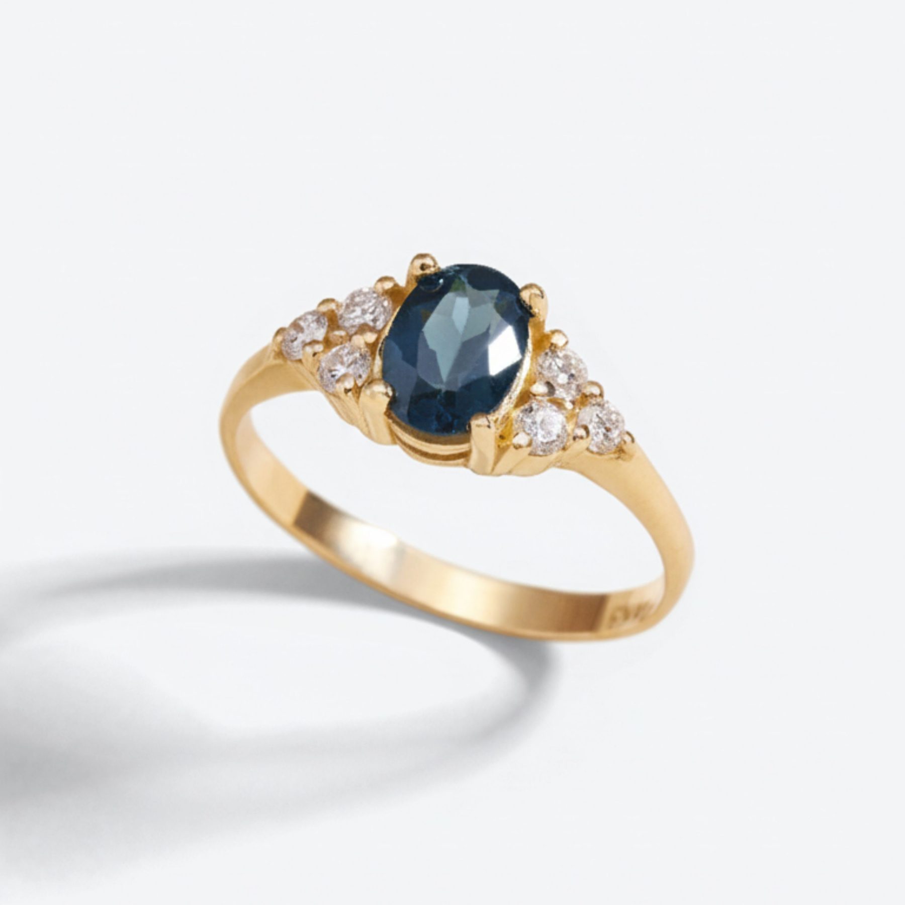 Anillo TURMALINA AZUL OVAL y diamantes de laboratorio en oro amarillo 18k