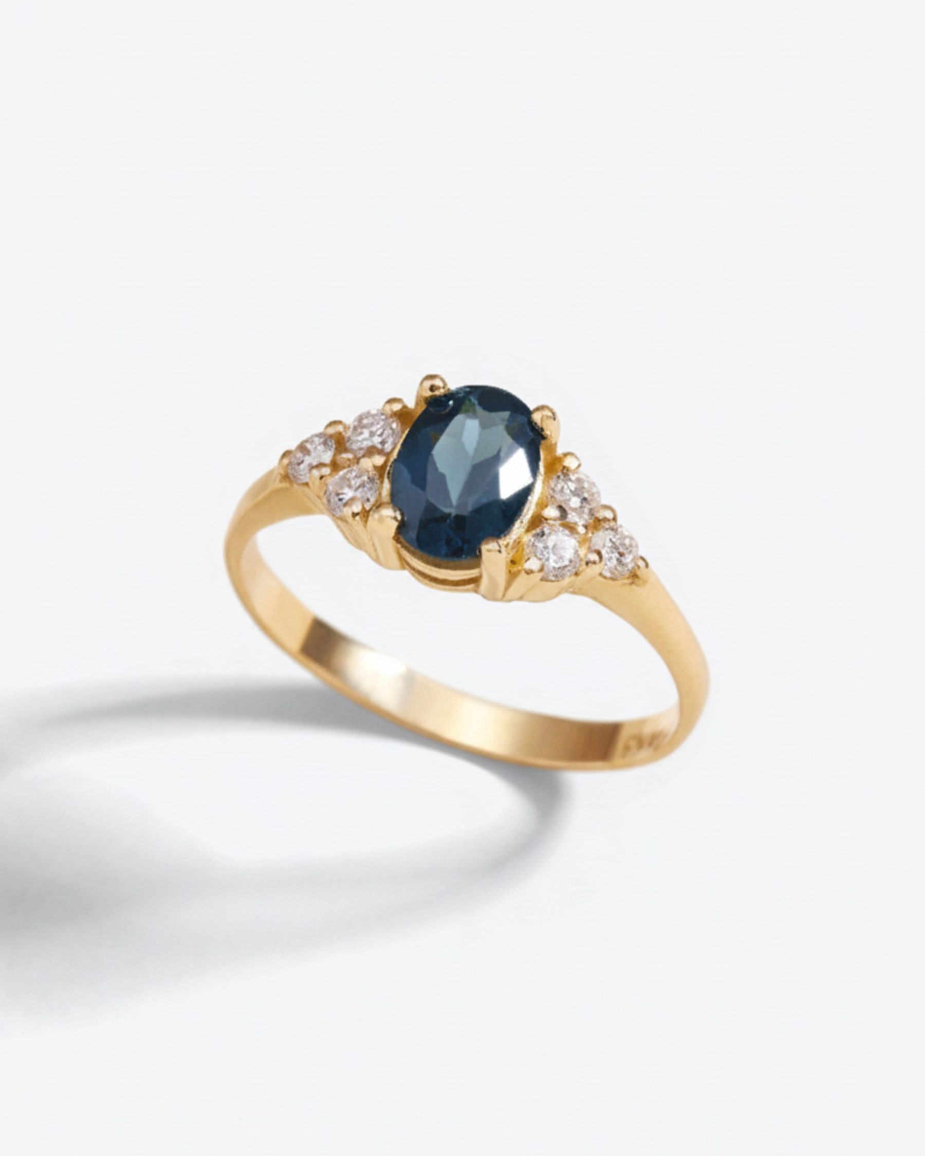 Anillo TURMALINA AZUL OVAL y diamantes de laboratorio en oro amarillo 18k