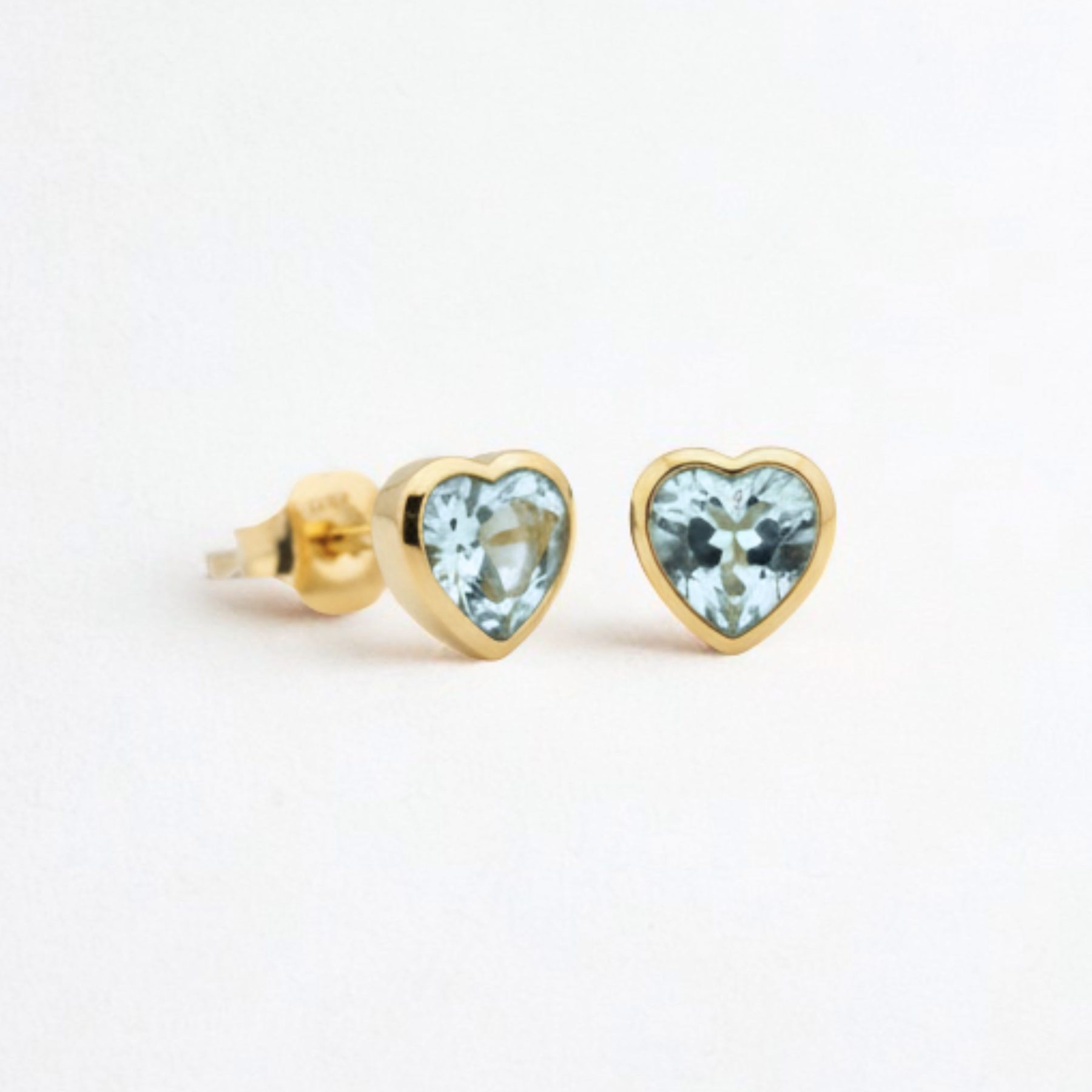 Aretes CORAZÓN CON AGUAMARINA biselado en oro amarillo 18k