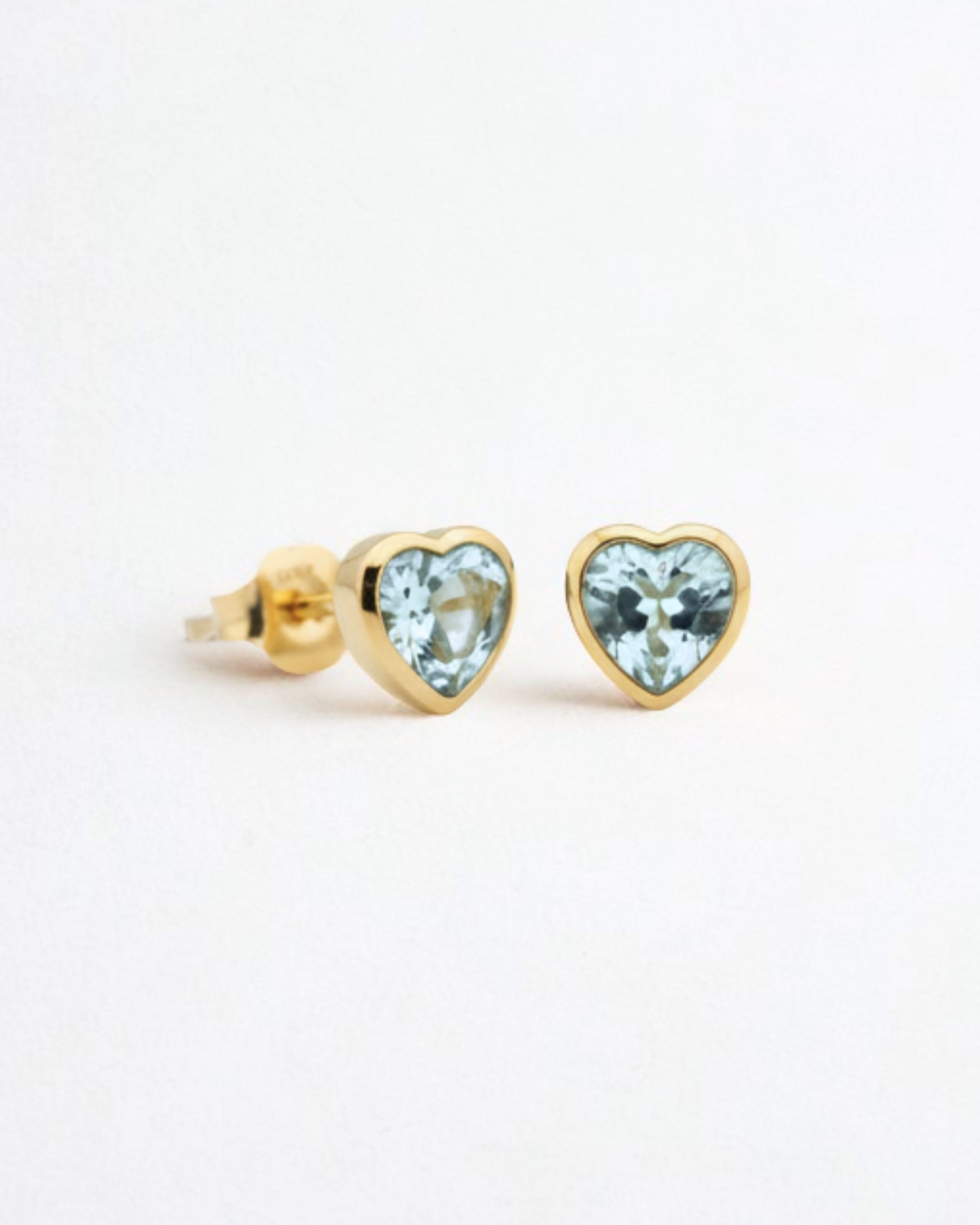 Aretes CORAZÓN CON AGUAMARINA biselado en oro amarillo 18k