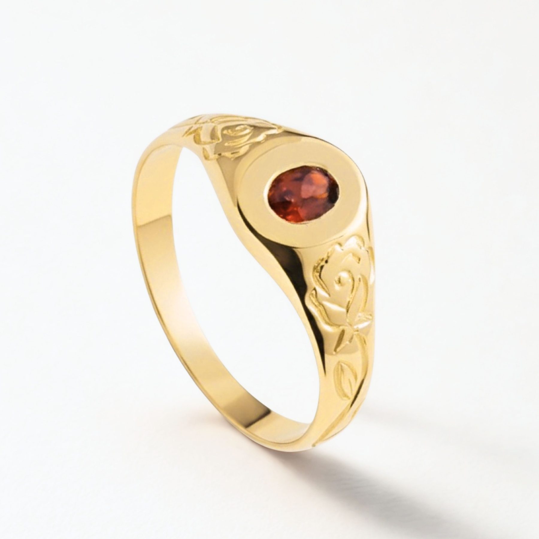 CHEVALIER CON GRANATE OVAL en oro amarillo 18k