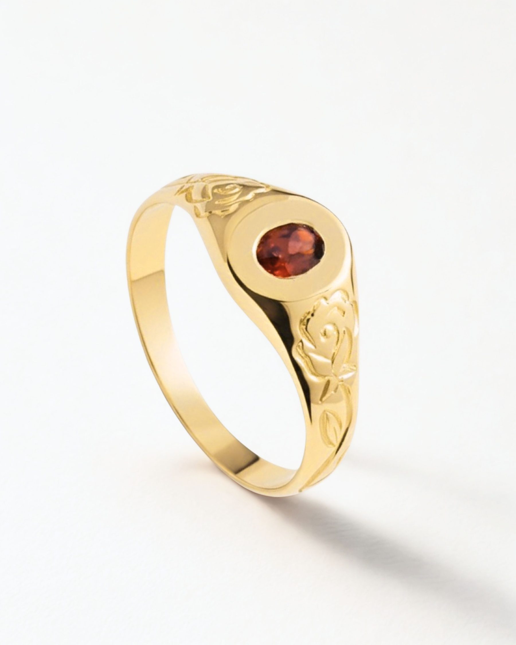 CHEVALIER CON GRANATE OVAL en oro amarillo 18k