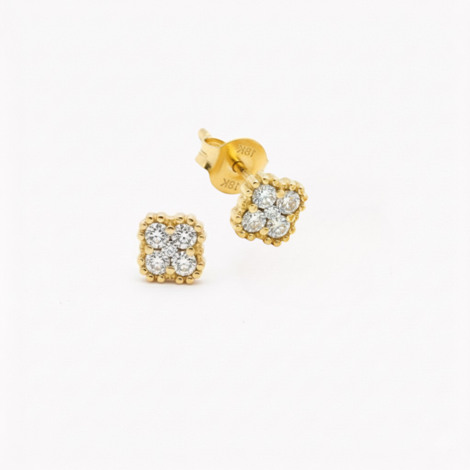 Aretes FLOR IMPERIAL CON DIAMANTES DE LABORATORIO en oro amarillo 18k