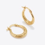 Argollas OVAL CON TEXTURA en oro amarillo 18k