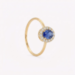 Anillo LADY DI CON ZAFIRO AZUL OVAL Y MOISSANITAS en oro amarillo 18k
