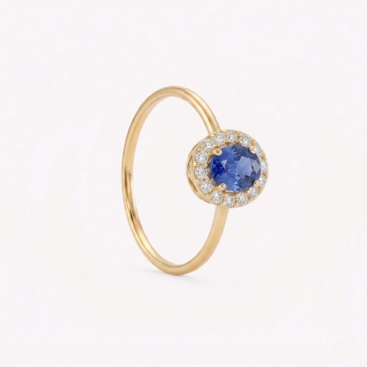 Anillo LADY DI CON ZAFIRO AZUL OVAL Y MOISSANITAS en oro amarillo 18k