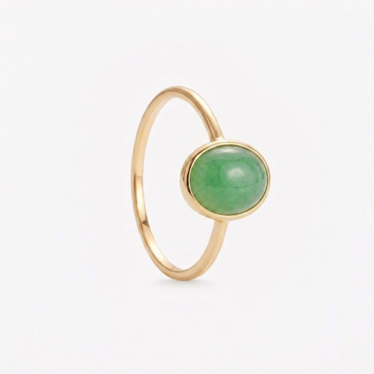 Anillo JADE OVAL CABUJÓN en oro amarillo 18k.