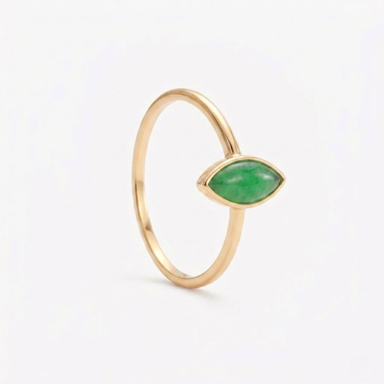 Anillo JADE ALMENDRA en oro amarillo 18k.